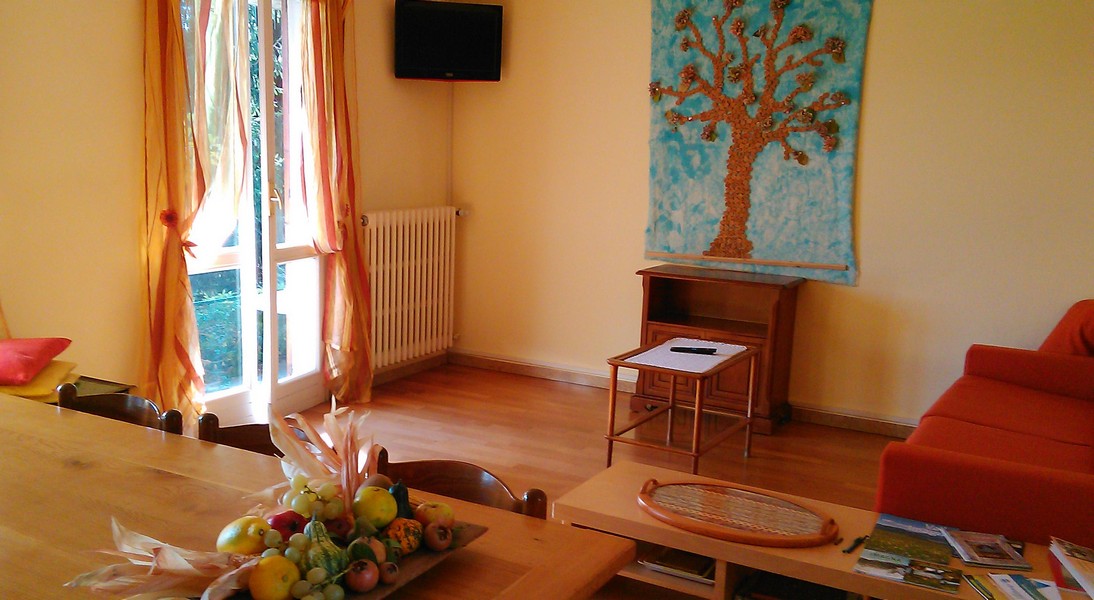 Il soggiorno dell'appartamento del B&B I Baloss a Berbenno, Valle Imagna