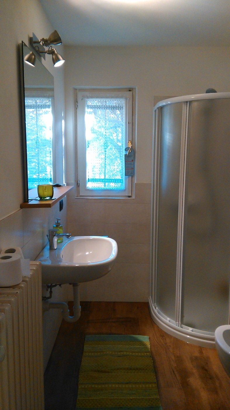 Il bagno privato con vasca e doccia
