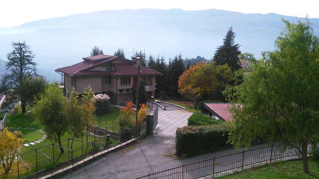 La casa del B&B I Baloss a Berbenno, immersa nel verde della Valle Imagna