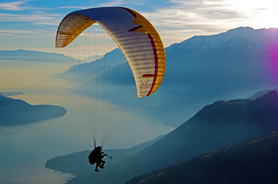 Volo in parapendio dal Monte Linzone sopra la Valle Imagna