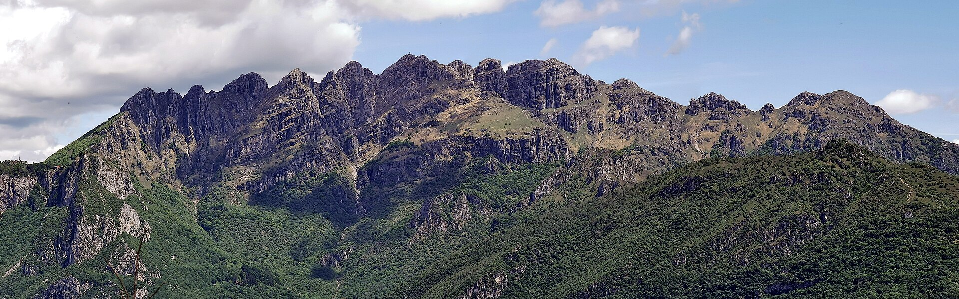 Il crinale del Monte Resegone sopra i boschi della Valle Imagna