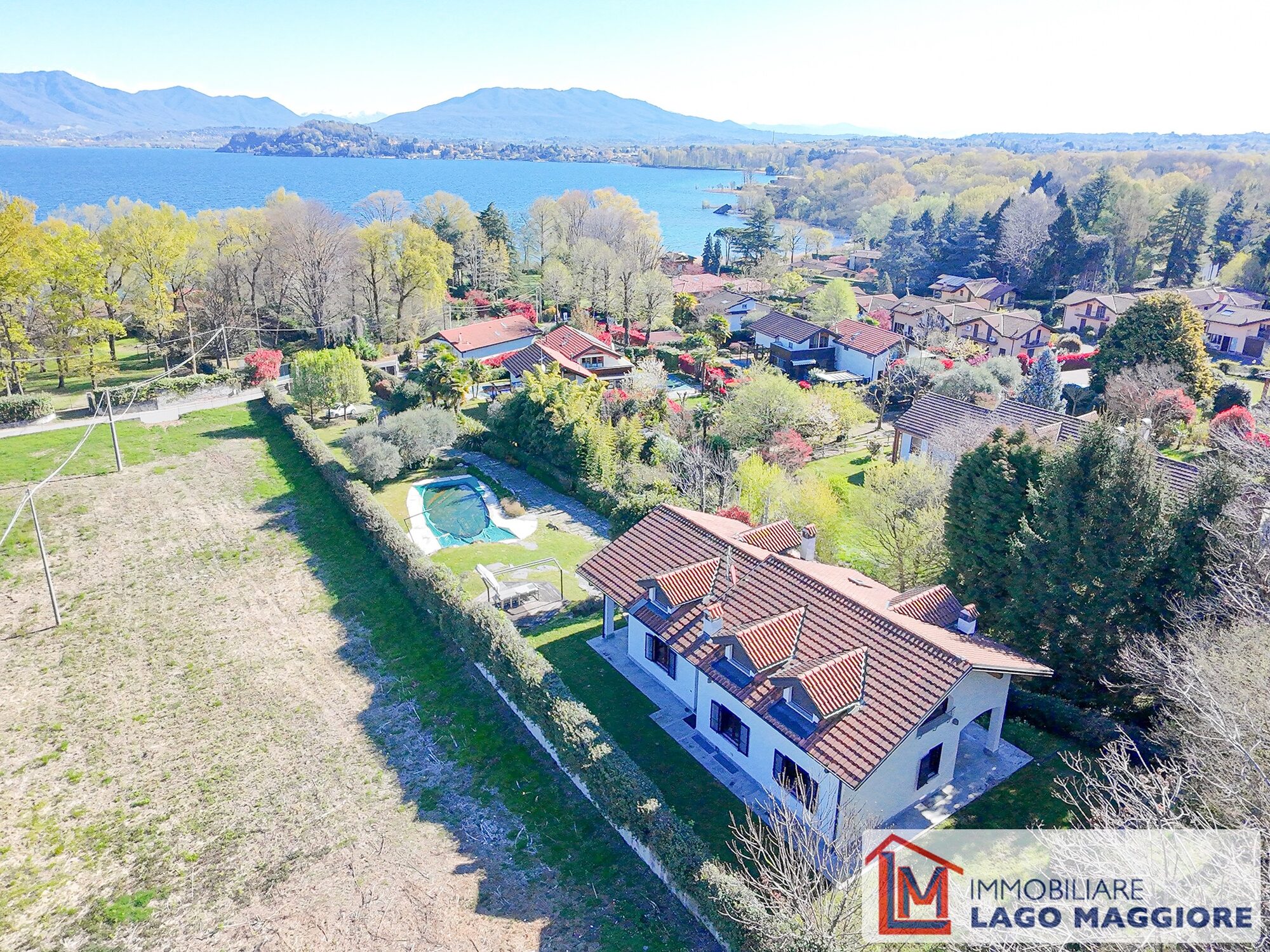 Il Lago Maggiore visto dall'alto, sponda lombarda